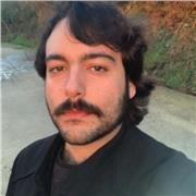 Profesor titulado en Máster de Crítica de Cine con experiencia en realización y análisis imparte clases online y presenciales.